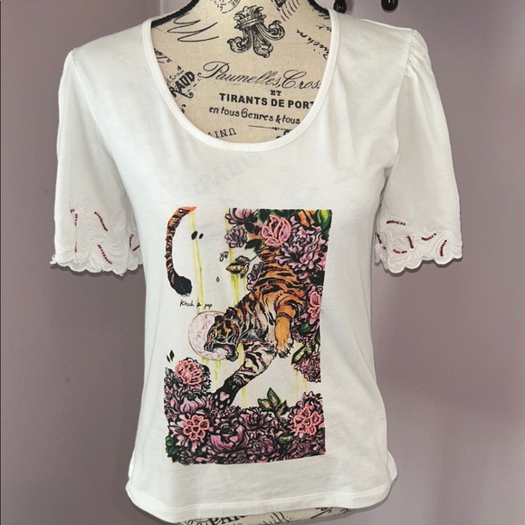 Kitsch & Pop Edition Tops - size Small White Tee with Tiger and Floral Print